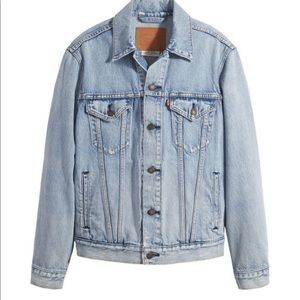 ✨Levi’s Vintage Fit Trucker Jean Jacket✨